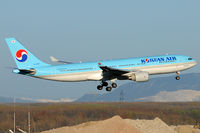 HL7552 @ VIE - Korean Air - by Chris Jilli