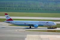 OE-LBC @ LOWW - At VIE - by Paul H