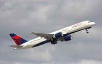 N696DL @ KFLL - Boeing 757-200
