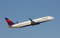 N808DN @ KFLL - Boeing 737-900ER - by Mark Pasqualino
