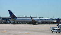 N672UA @ KIAH - Taxi Houston - by Ronald Barker