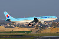 HL7587 @ VIE - Korean AIR - by Chris Jilli