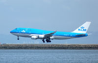 PH-BFG @ SFO - Landing at San Francisco. - by Bill Larkins