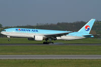 HL7530 @ VIE - Korean Air - by Joker767