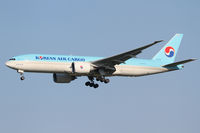 HL8226 @ LOWW - Korean B777 - by Thomas Ranner