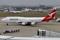 VH-OEH @ YSSY - taxiing to gate from 16R - by Bill Mallinson
