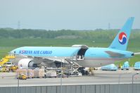 HL8252 @ LOWW - Unloading... - by David Pauritsch