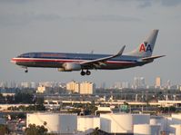 N802NN @ MIA - American 737-800 - by Florida Metal