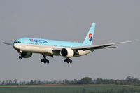 HL8208 @ LOWW - Korean Air B777 - by Thomas Ranner