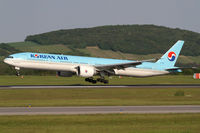 HL8208 @ LOWW - Korean Air B777 - by Thomas Ranner