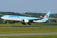 HL8208 @ VIE - Korean Air