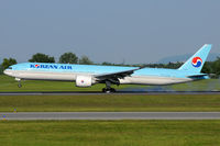 HL8208 @ VIE - Korean Air