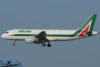 EI-DTE @ VIE - Alitalia