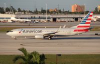 N932NN @ MIA - American 737-800