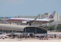 N935AN @ MIA - American 737-800 - by Florida Metal