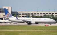 N35407 @ PBI - United 737-900