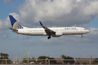 N71411 @ MIA - United 737-900 - by Florida Metal