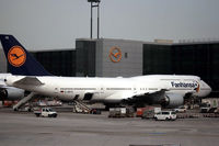 D-ABYO @ EDDF - D-ABYO in FRA
Note the Fanhansa title - by Erik Oxtorp