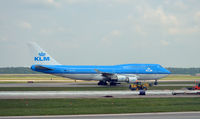 PH-BFI @ KIAH - Taxi to park Houston - by Ronald Barker