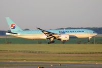 HL8226 @ LOWW - Korean Air Cargo