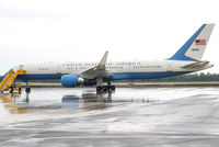 98-0001 @ LOWW - USAF C-32A