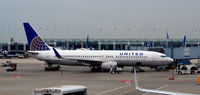 N77518 @ KORD - Gate B2 O'Hare - by Ronald Barker