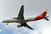 EC-ILR @ EGLL - Airbus A320-214 [1793] (Iberia) Home~G 06/07/2014. On approach 27R. - by Ray Barber
