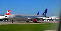 LN-RKM @ KORD - Taxi O'Hare - by Ronald Barker