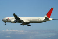 JA737J @ EHAM - JAL
