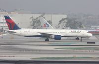 N684DA @ KLAX - Boeing 757-200