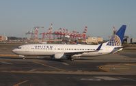 N11206 @ KEWR - Boeing 737-800