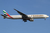 A6-EBV @ LOWW - Emirates Boeing 777