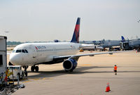 N322US @ KORD - Push back O'Hare - by Ronald Barker