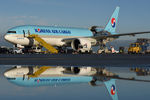 HL8285 @ LOWW - Korean Boeing 777-200 - by Dietmar Schreiber - VAP