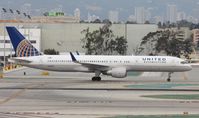 N568UA @ KLAX - Boeing 757-200