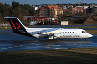 OO-DWK @ ESSB - Lining up runway 12.