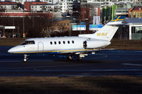 SE-RLX @ ESSB - Lining up runway 30.