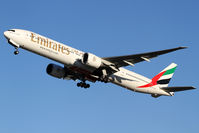 A6-EGZ @ LOWW - Emirates B777