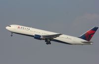 N126DL @ KLAX - Boeing 767-300 - by Mark Pasqualino
