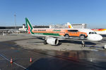 EI-DSW @ LOWW - Alitalia Airbus 320 - by Dietmar Schreiber - VAP