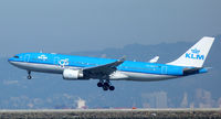 PH-AOE @ SFO - Landing at SFO. - by Bill Larkins