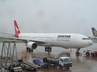 VH-QPH @ YBBN - at int'l terminal BNE - by magnaman