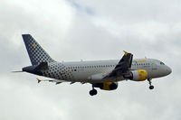 EC-LRS @ EGLL - Airbus A319-112 [3704] (Vueling Airlines) Home~G 04/08/2013. On approach 27L.