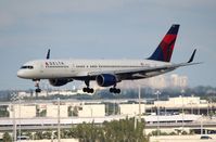 N6702 @ MIA - Delta 757 coming in on an emergency diversion - by Florida Metal