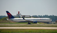 N175DN @ KATL - Landing Atlanta - by Ronald Barker