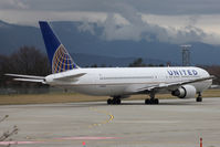 N657UA @ LSGG - Taxiing - by micka2b