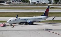 N810DN @ KFLL - Boeing 737-900ER - by Mark Pasqualino