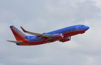 N250WN @ KFLL - Boeing 737-700 - by Mark Pasqualino