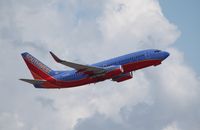 N925WN @ KFLL - Boeing 737-700 - by Mark Pasqualino