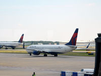 N810DN @ KATL - Taxi Atlnata - by Ronald Barker